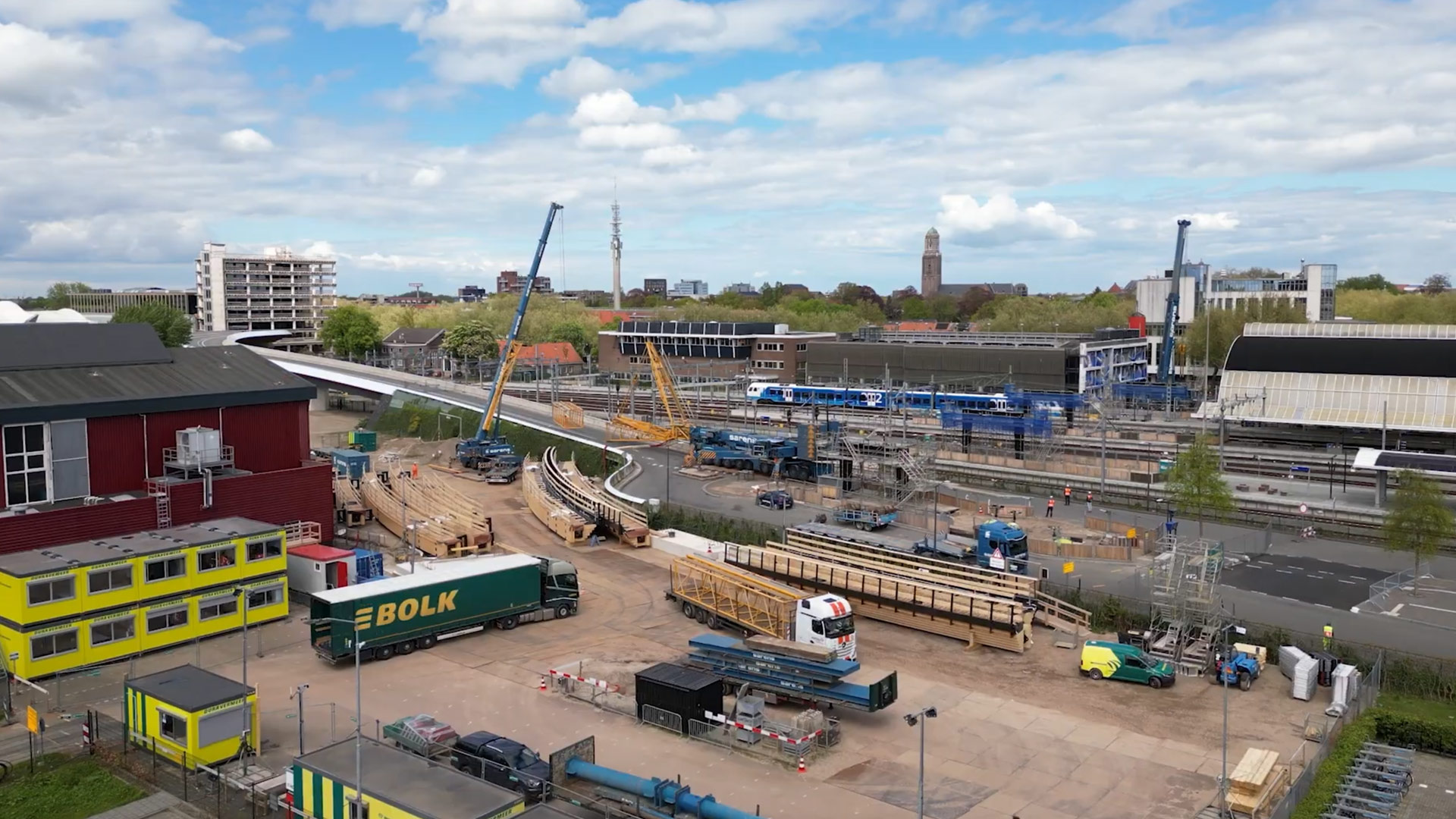 Gemeente Zwolle – Passerelle – Het inhangen houten brugdelen